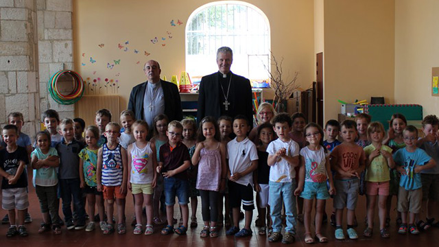 Mgr Lépine et Mgr Joseph de Metz-Noblat, accompagnés d'enfants d'école