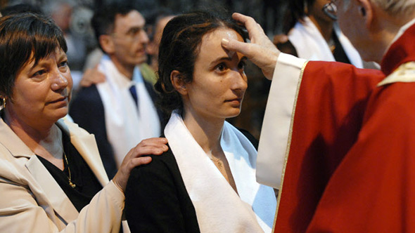 La confirmation , un des sacrements de l'Église catholique