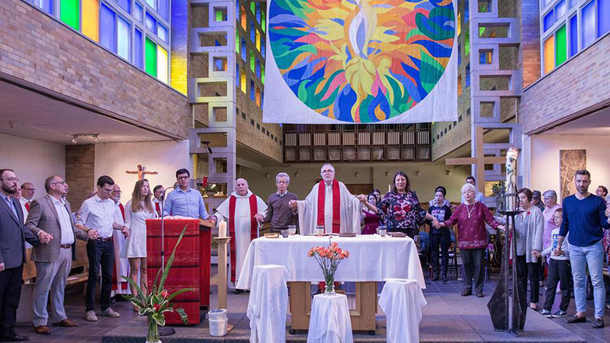 Une célébration liturgique dans la chapelle du couvent Saint-Albert-le-Grand à Montréal.