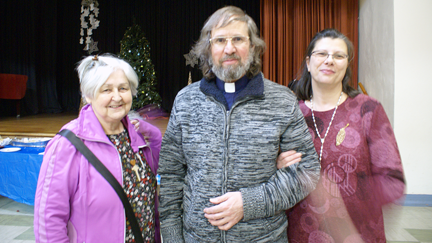 L’abbé Robert Paradis, en compagnie, à gauche, d’une Marguerite, et à droite, de Mme Carole Arsenault, fondatrice et coordonnatrice du groupe de prière Marie Rose Mystique et Mère de l’Église.