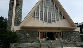 Façade de l'église Ste-Jeanne-D'Arc