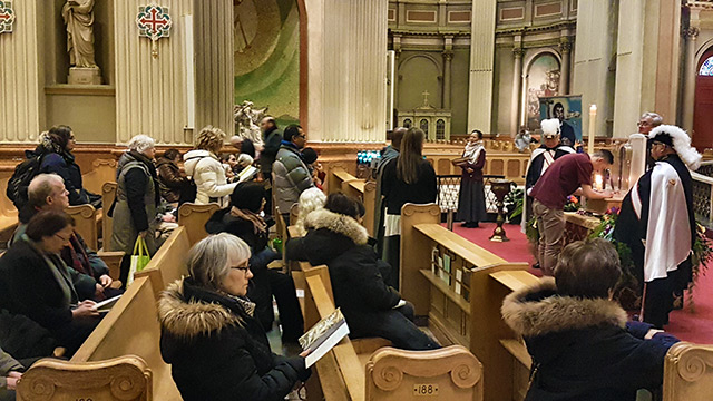 Des jeunes touchés par la relique de saint François Xavier