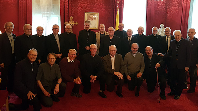 Mgr Christian Lépine entouré des nombreux jubilaires au Salon rouge de la cathédrale Marie-Reine-du-Monde à Montréal