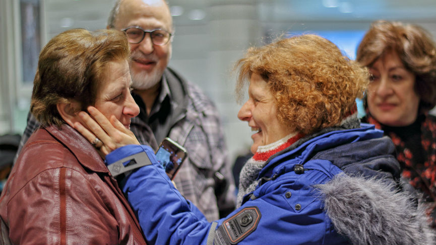 Alessandra Santopadre salue Rwaida Jabbour à son arrivée à Montréal. 