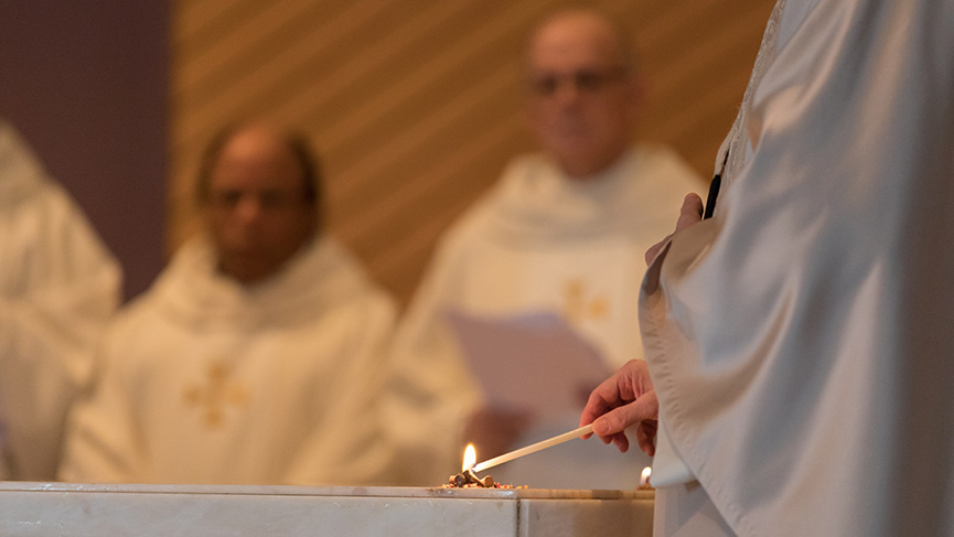 Mgr Lépine procède à la consécration de l'Église Saint-Louis-de-Montfort