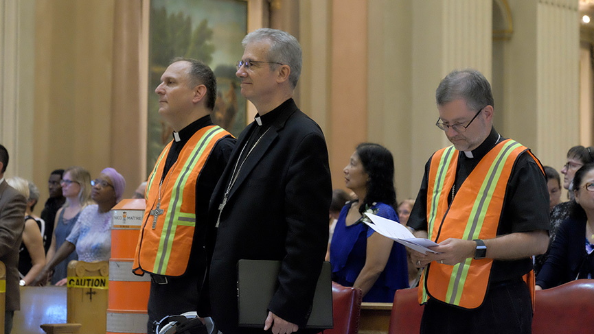 Notre archevêque Mgr Christian Lépine entouré de ses deux évêques auxiliaires, Mgr Alain Faubert et Mgr Thomas Dowd lors du lancement de l'année pastorale 2018. 