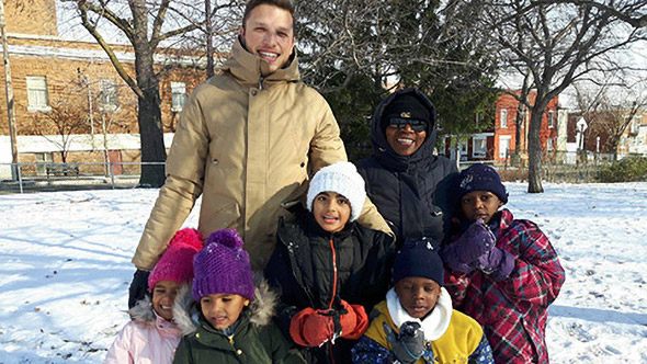 Arthur Durieux, responsable du Centre, en compagnie d'un résidente et de plusieurs enfants! (Photo : Centre Le Pont)