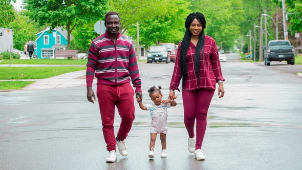 Famille qui se promène en se tenant la main