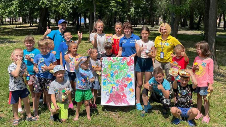 Des bénévoles de Caritas Dnipro, en Ukraine, jouent avec des enfants de familles déplacées dans l’espace ami des enfants.