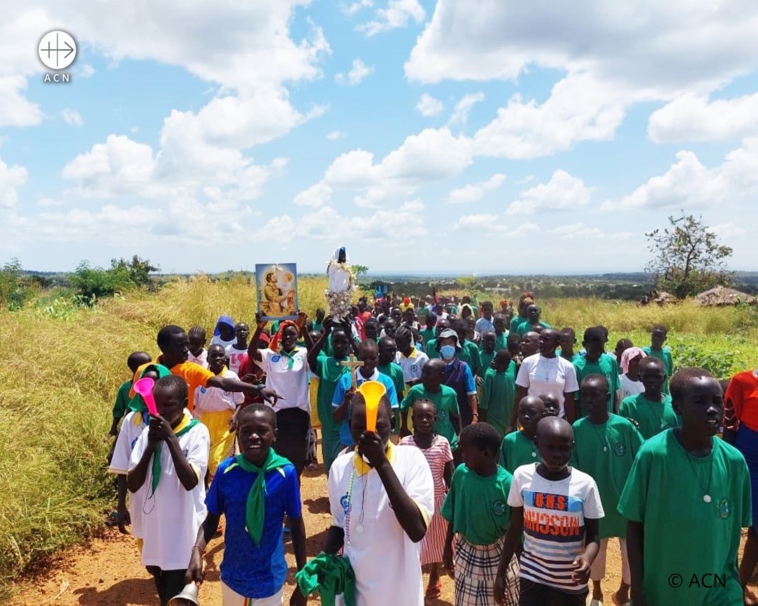 Displaced children in Uganda participating to a Marian procession