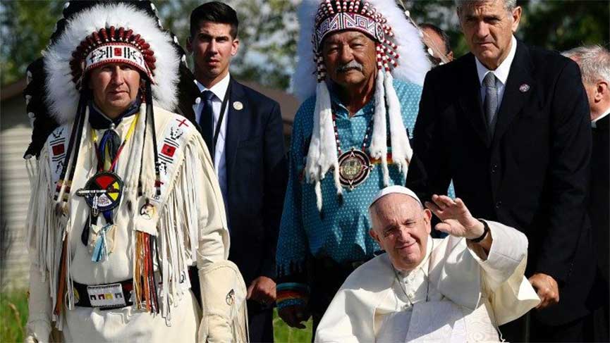 Pope-Francis-and-indigenous-leaders-Canada-2022
