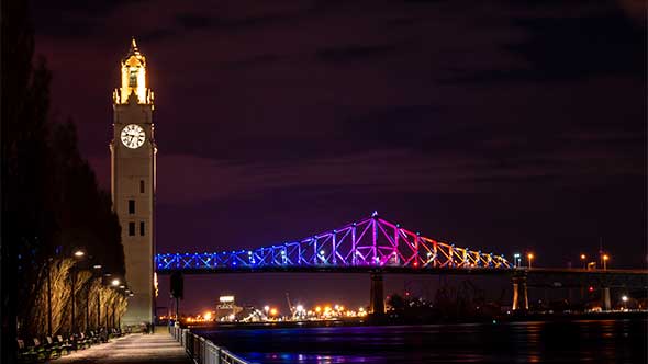 Le pont Samuel-De Champlain illuminé en hommage au pape François - 26 avr.