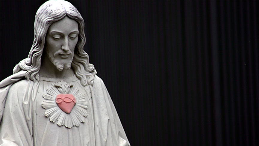Un appel à la prière pendant lemois du Sacré-Cœur