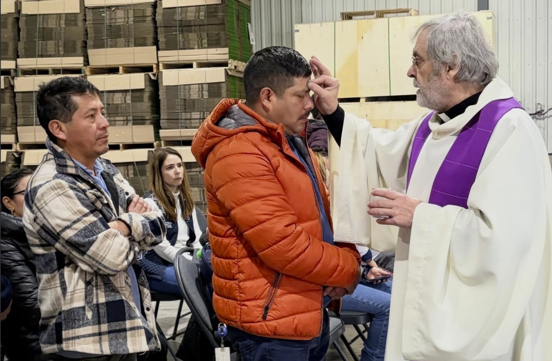 Une croix dans la ferme : Le Mercredi des Cendres célébré avec les travailleurs saisonniers