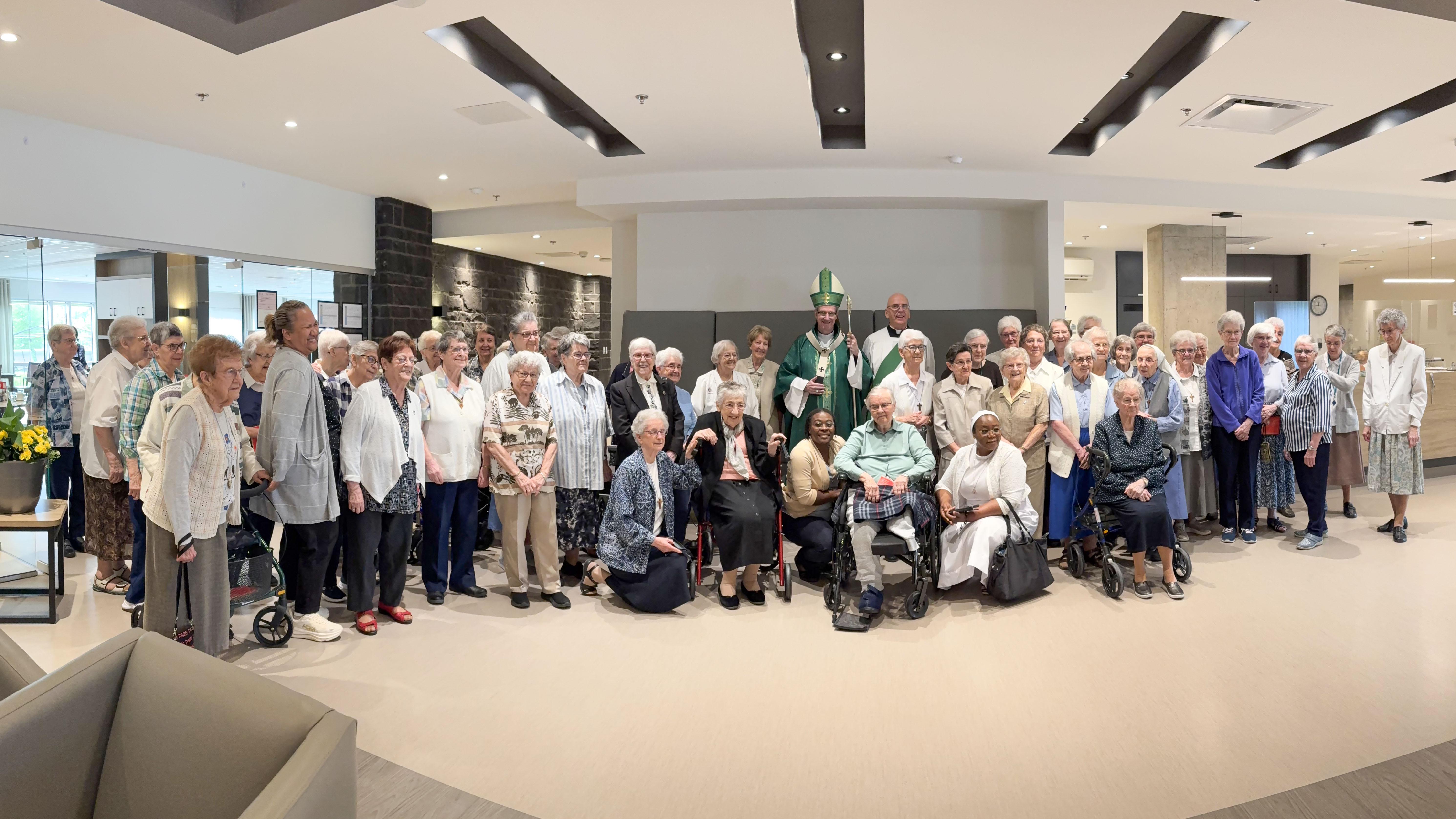 Archbishop Lépine Makes Pastoral Visit to Les Pionnières Residence