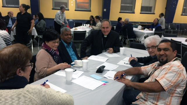 Mgr Alain Faubert en compagnie de fidèles des communautés culturelles et rituelles du diocèse de Montréal