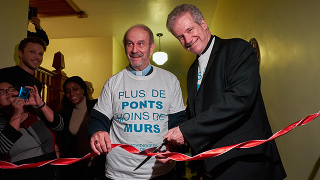 L’archevêque de Montréal, Christian Lépine;droite, et Mgr Pierre Blanchard, vicaire épiscopal aux communautés culturelles et rituelles pour l'archidiocèse de Montréal, ont procédé à la traditionnelle coupe du ruban.