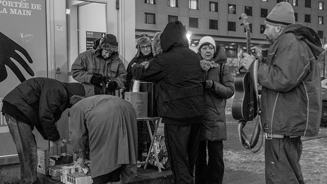 L'abbé Paradis de Notre-Dame-de-la-rue lors de remise de nourriture à des itinérants &#40;Photo : Richard Maltais&#41;