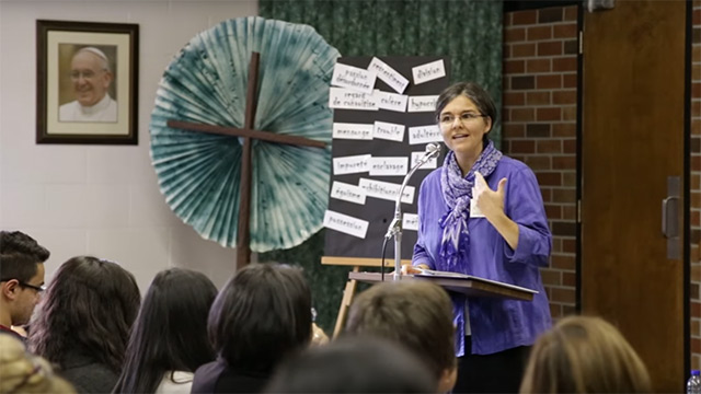 Mme Marie-Josée Harvey donne une session sur la théologie du corps, au Centre Leunis.