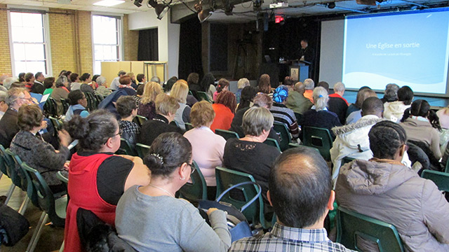 Des dizaines de personnes étaient attentifs à la conférence de Mgr Alain Faubert, le 18 novembre dernier.