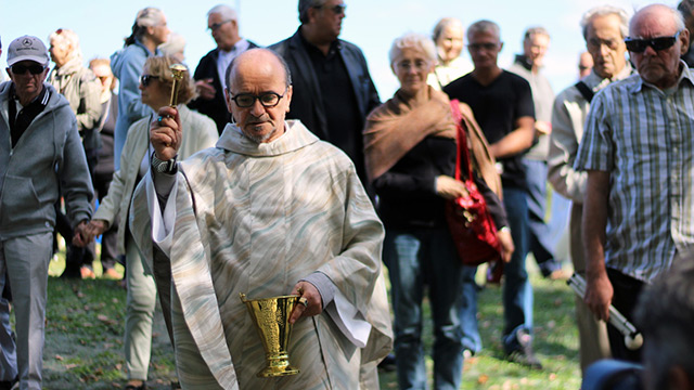 L'abbé Claude Paradis présidait une cérémonie funéraire pour 101 défunts dont le corps n'a pas été réclamé au cours de la dernière année.