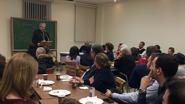 Mgr Lépine accueille des familles réfugiées