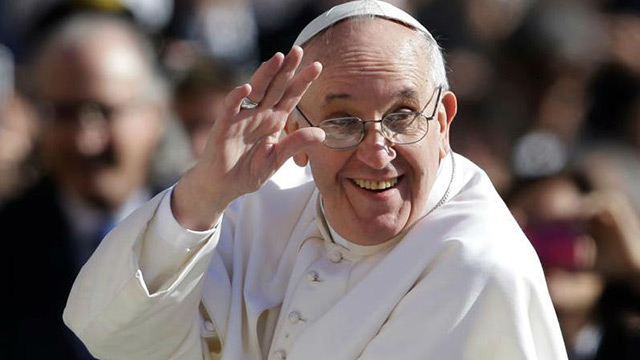 Le pape François qui salue la foule à Rome