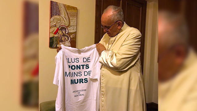 Pope Francis receives the T-Shirt made by Le Pont, a shelter for asylum seekers in Montreal.