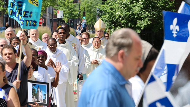 Mgr Lépine lors de la procession eucharistique pour la Saint-Jean-Baptiste de 2017