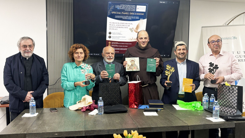 Trois chemins vers la paix: saint François, le Pape François et Fethullah Gülen