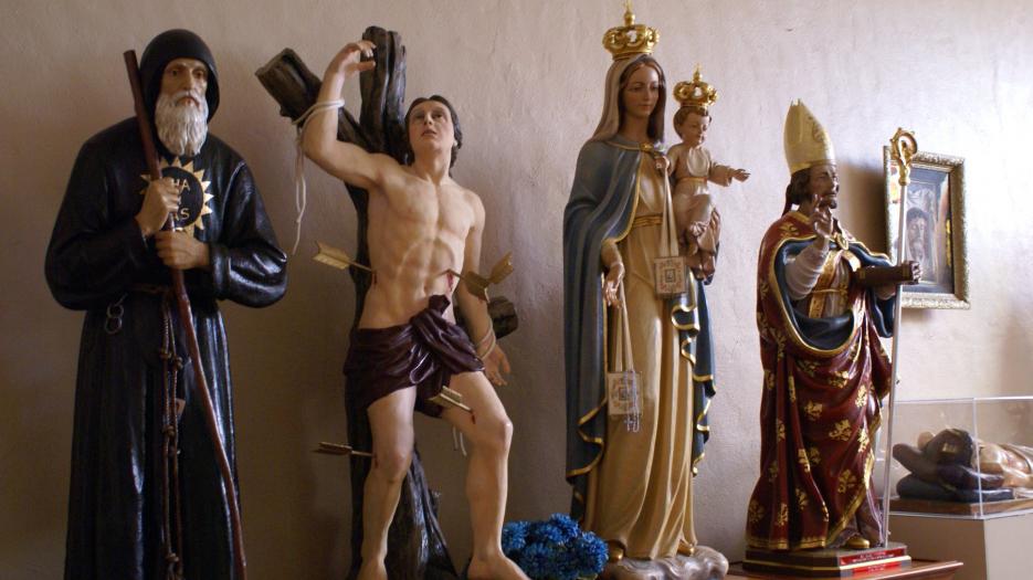 Photos taken at “La Chappelle des Saints” which is located inside the Mont-Carmel church; a golden nugget worth seeing. All the statues, replicas and frames are donations from Italy. Do you recognize a few saints? (Photo: Brigitte Bédard)