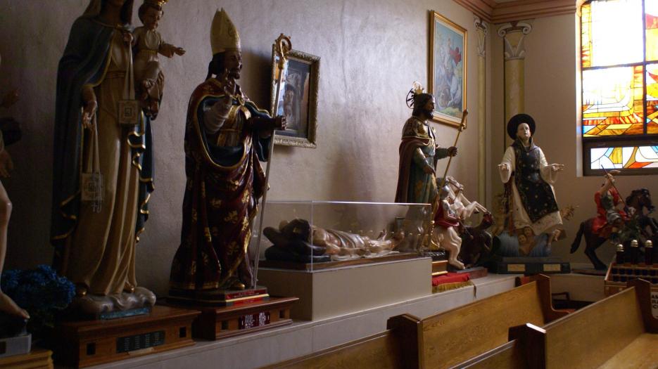 Photos taken at “La Chappelle des Saints” which is located inside the Mont-Carmel church; a golden nugget worth seeing. All the statues, replicas and frames are donations from Italy. Do you recognize a few saints? (Photo: Brigitte Bédard)