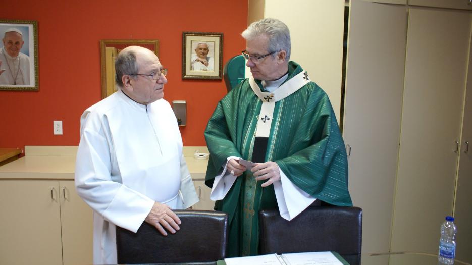 In the sacristy, the Archbishop and the priest Rinaldo Vecchiato in preparation for the mass. (Photo: Brigitte Bédard)
