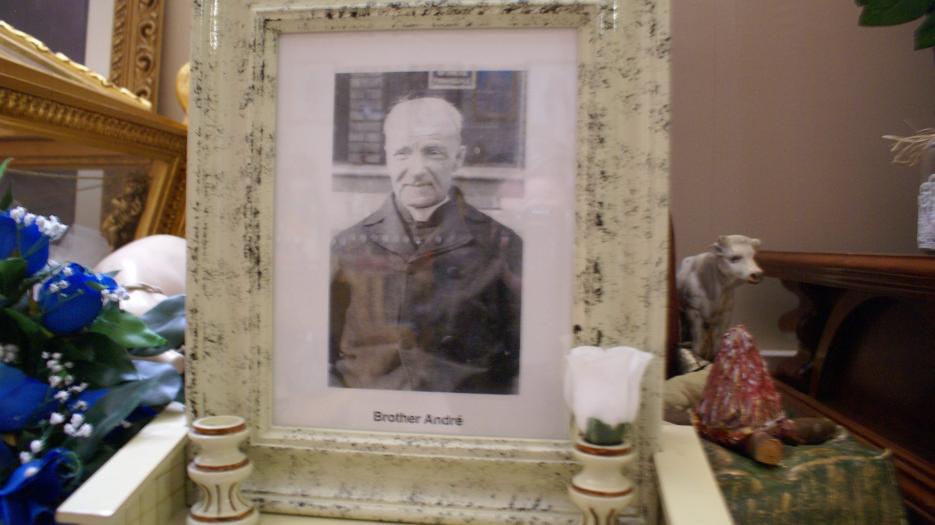Photos taken at “La Chappelle des Saints” which is located inside the Mont-Carmel church; a golden nugget worth seeing. All the statues, replicas and frames are donations from Italy. Do you recognize a few saints? (Photo: Brigitte Bédard)