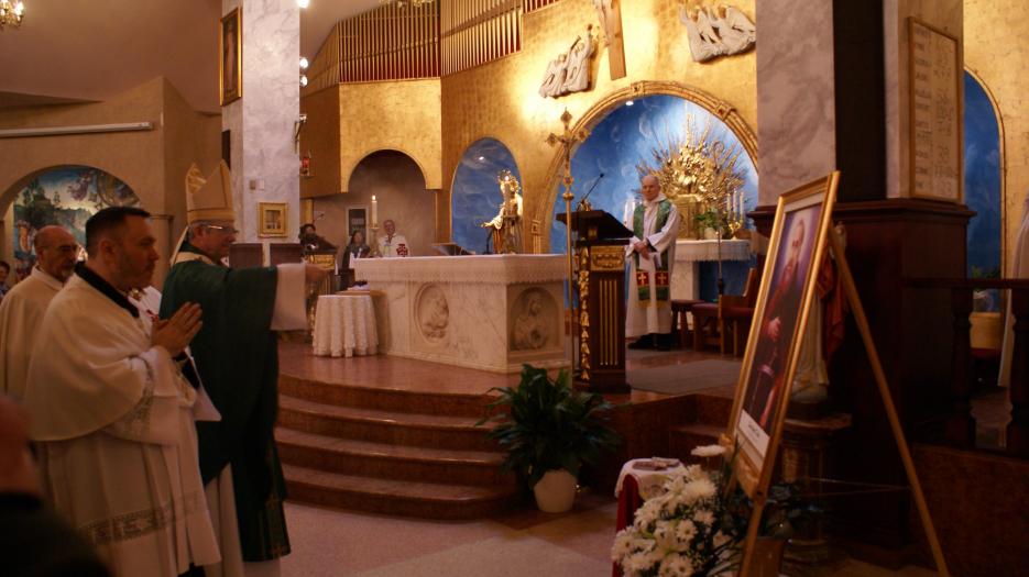 Incensing of the altar and the image of Saint Angelo d’Acri. (Photo: Brigitte Bédard)