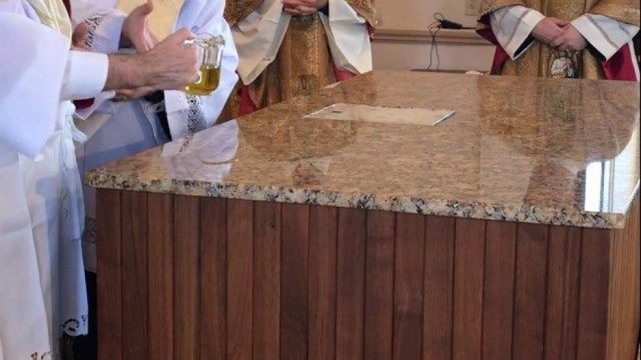 Our Archbishop quickly felt the anointing at the altar shortly after the blessing, in the center and at the four angles, the Saint Chrême (a scented oil blessed by the Bishop, which is also use for baptisms, confirmations and ordinations.) The altar is the sign of the presence of Christ. (The word “Christ”” means: the anointed one). (Photo: Dominic Richer, priest)