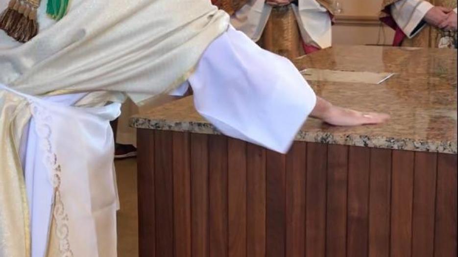 Our Archbishop quickly felt the anointing at the altar shortly after the blessing, in the center and at the four angles, the Saint Chrême (a scented oil blessed by the Bishop, which is also use for baptisms, confirmations and ordinations.) The altar is the sign of the presence of Christ. (The word “Christ”” means: the anointed one). (Photo: Dominic Richer, priest)