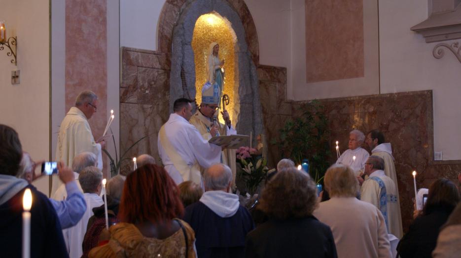 Meditation and prayer in front of the cave. (Photo: Brigitte Bédard)