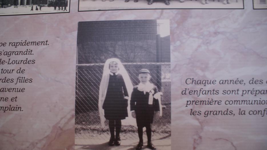 Quelques photos anciennes placardées sur les murs de l’église dans le cadre d'une exposition. (Photo : Brigitte Bédard)