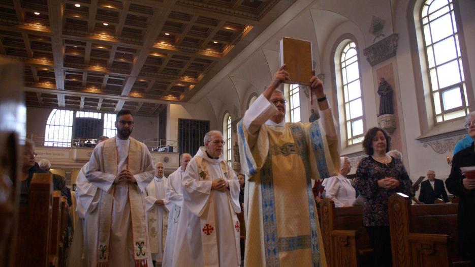 Entrée en célébration ! (Photo : Brigitte Bédard)