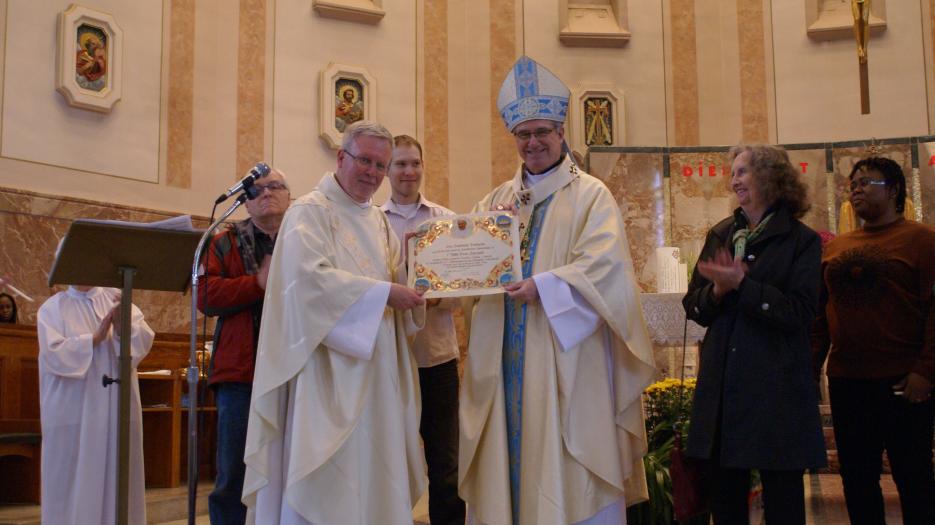 Présentation de la bénédiction apostolique aux paroissiens. (Photo : Brigitte Bédard)