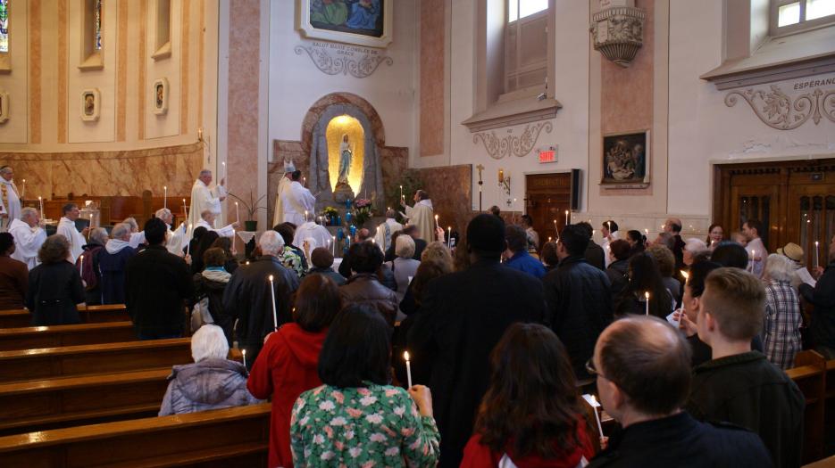 Recueillement et prière devant la grotte de Notre-Dame de Lourdes. (Photo : Brigitte Bédard)