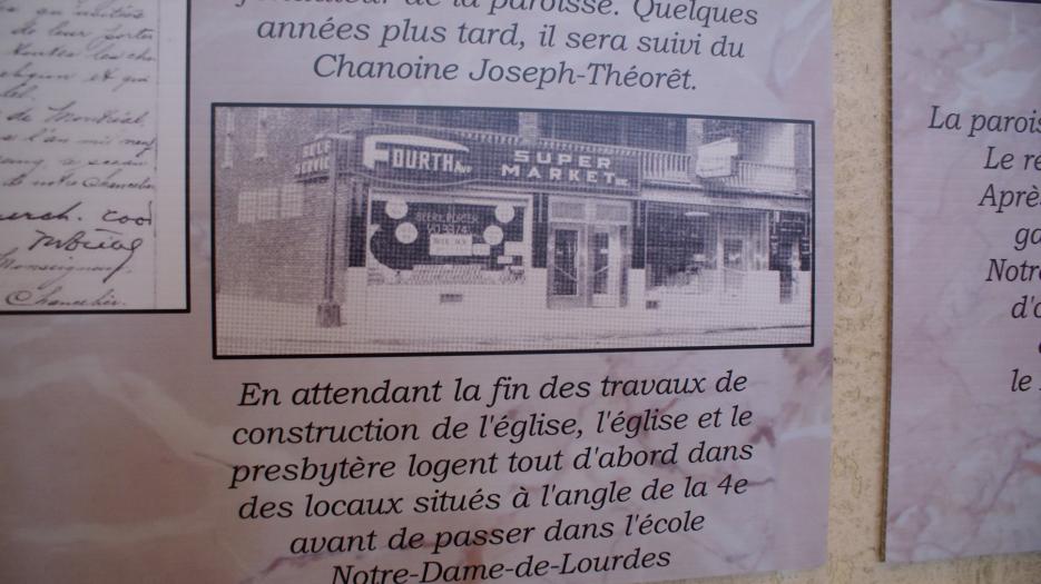 Quelques photos anciennes placardées sur les murs de l’église dans le cadre d'une exposition. (Photo : Brigitte Bédard)
