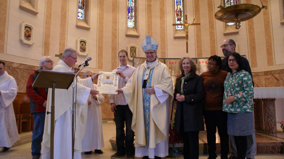 Présentation de la bénédiction apostolique aux paroissiens.(Photo : Brigitte Bédard)