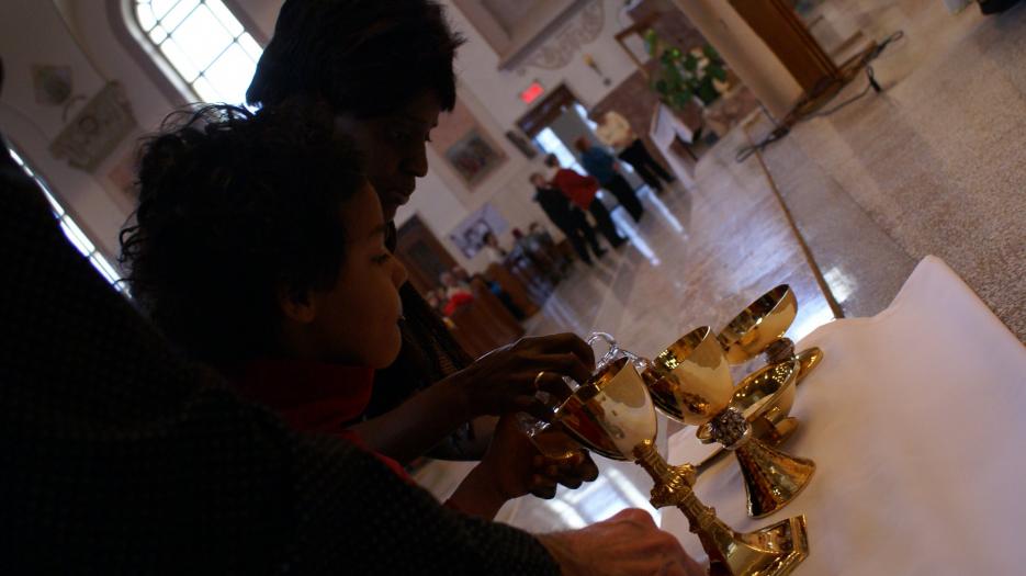 Préparation des offrandes. (Photo : Brigitte Bédard)