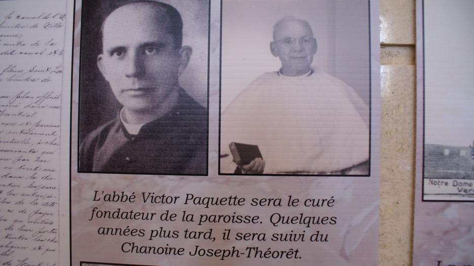 Quelques photos anciennes placardées sur les murs de l’église dans le cadre d'une exposition. (Photo : Brigitte Bédard)