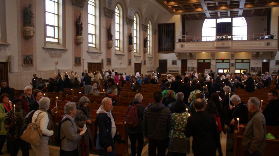 Procession vers la grotte. (Photo : Brigitte Bédard)