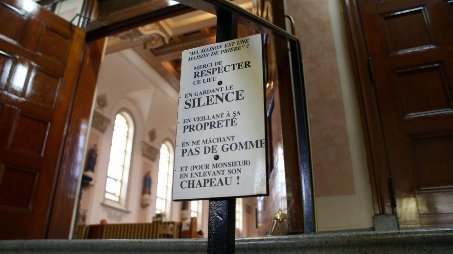 Here’s what we can read coming up the stairs…although remnant it’s still remains. (Photo: Brigitte Bédard)