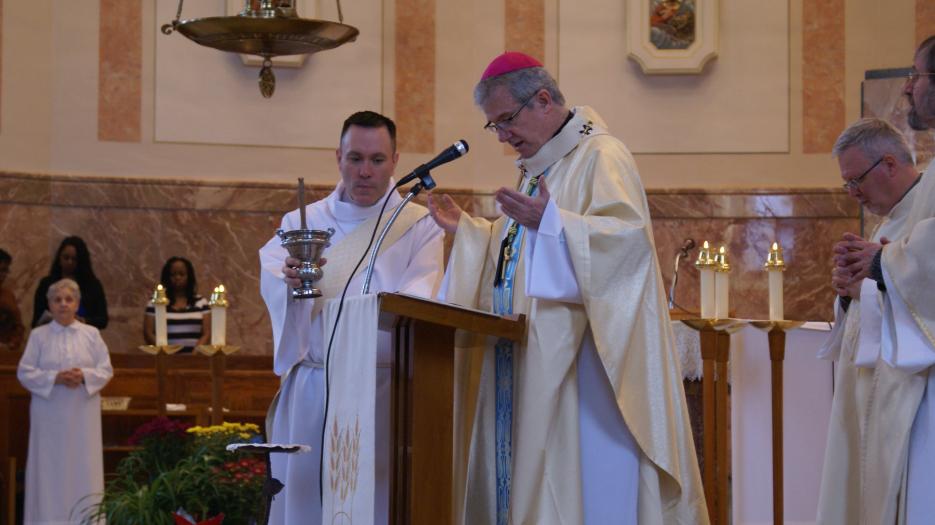 Bénédiction de l’eau par Mgr Lépine. (Photo : Brigitte Bédard)