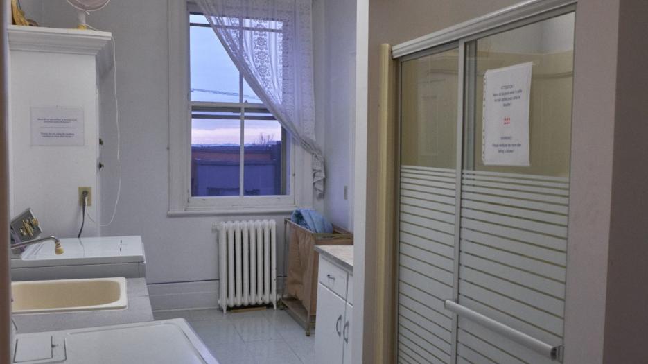 Une petite buanderie et douche pour les résidents. (Photo : Richard Maltais)